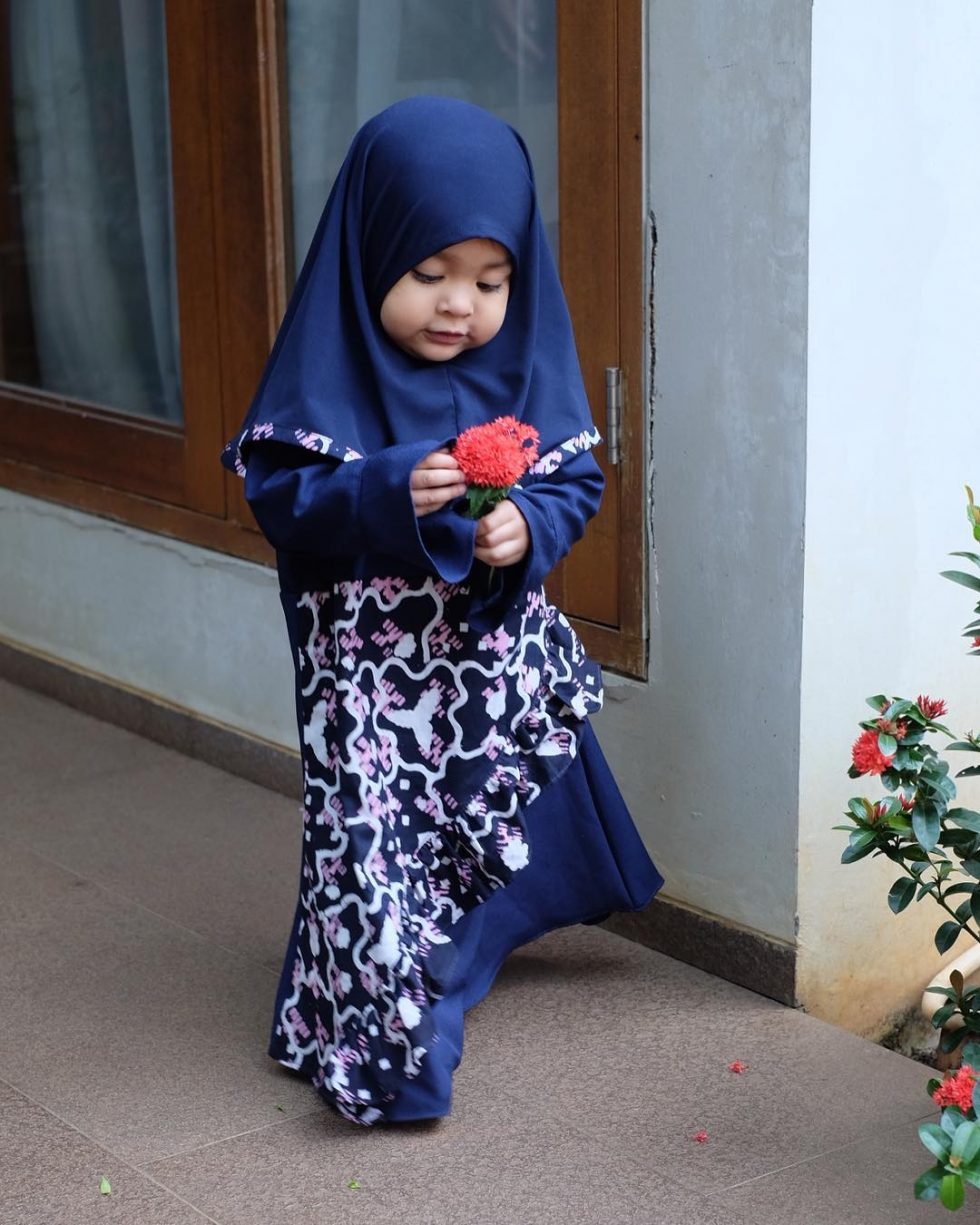 5 Cara Mengajari Anak  Perempuan  Untuk  Berhijab Sejak Dini 